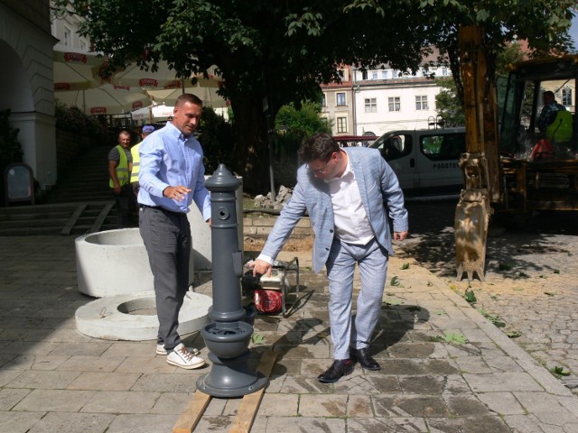 Prace związane z montowaniem zdroju nadzorował Piotr Chojnacki, od lewej kierownik Zakładu Wodociągów i Kanalizacji w Sandomierzu, który zapewnił, że pije sandomierską kranówkę i wszystkich do tego zachęca. Z prawej Piotr Sołtyk, prezes zarządu Przedsiębiorstwa Gospodarki Komunalnej i Mieszkaniowej w Sandomierzu .