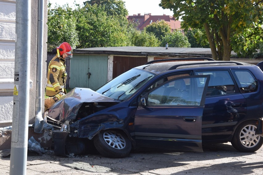 Poważny wypadek na ulicy Koszalińskiej w Szczecinku. Rozbite dwa auta [zdjęcia]