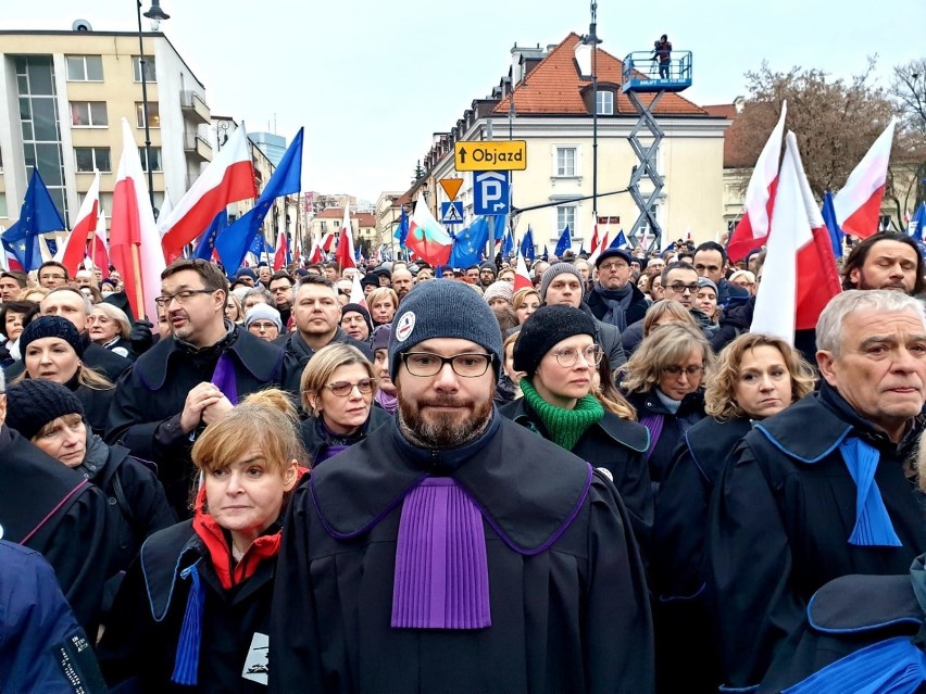 Trzydzieści tysięcy ludzi na Marszu Tysiąca Tóg w Warszawie w obronie demokratycznych wartości. Nie zabrakło także bydgoszczan [wideo]