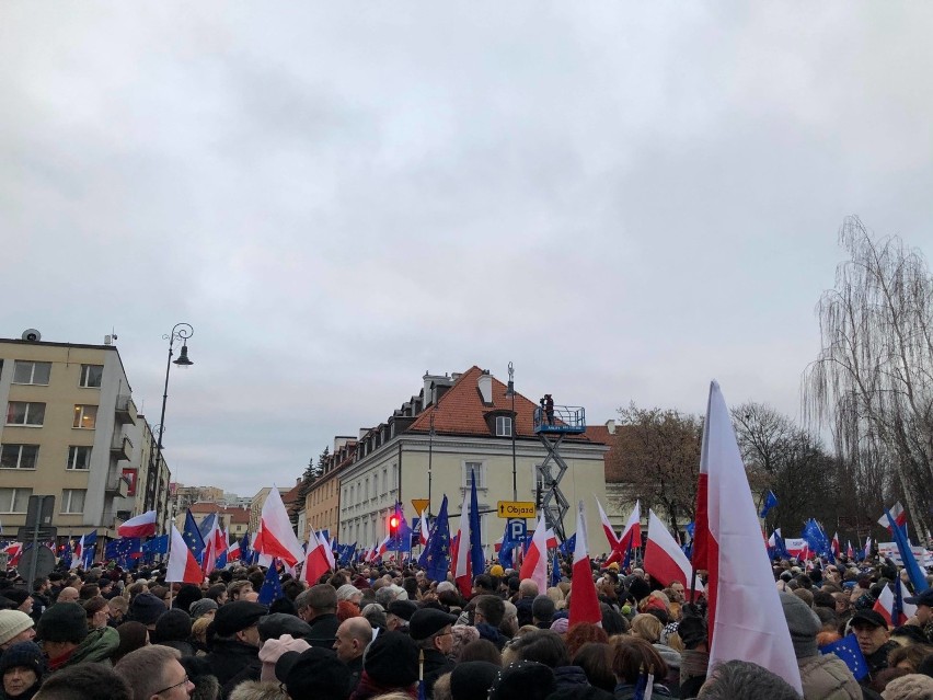 Trzydzieści tysięcy ludzi na Marszu Tysiąca Tóg w Warszawie w obronie demokratycznych wartości. Nie zabrakło także bydgoszczan [wideo]