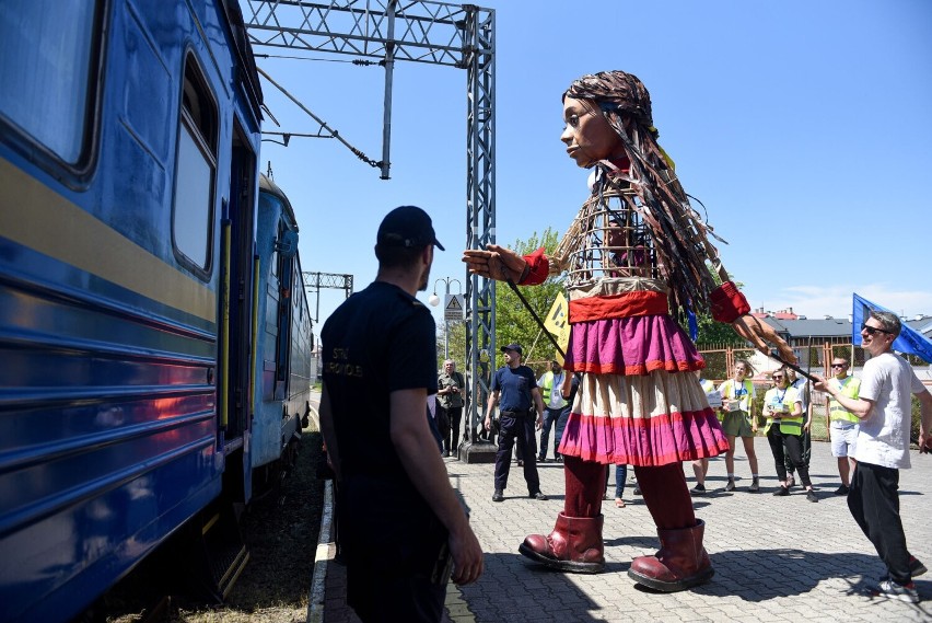 Mała Amal przeszła ulicami Przemyśla. Marionetka symbolizuje wszystkie dzieci cierpiące z powodu wojen [ZDJĘCIA]