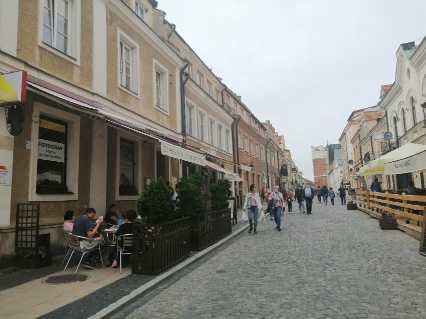 Turyści coraz chętniej przyjeżdżają do Sandomierza. Jest coraz więcej zwiedzających, znamy liczby [ZDJĘCIA]     