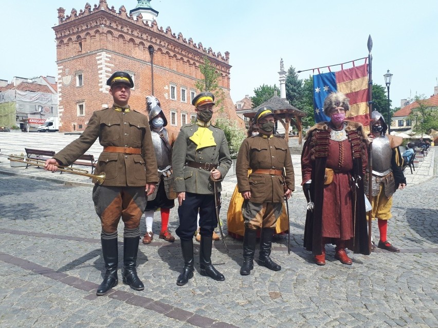 Turyści coraz chętniej przyjeżdżają do Sandomierza. Jest coraz więcej zwiedzających, znamy liczby [ZDJĘCIA]     