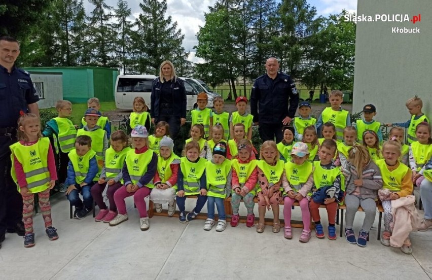 Bezpieczne przedszkolaki z gminy Popów. Z dziećmi spotkali się kłobuccy dzielnicowi