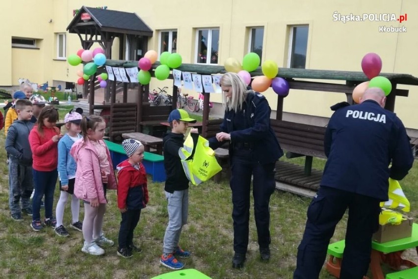 Bezpieczne przedszkolaki z gminy Popów. Z dziećmi spotkali się kłobuccy dzielnicowi