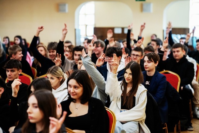 130 uczniów zduńskowolskich szkół średnich wzięło udział w warsztatach "Szanuję, nie hejtuję", jakie dzisiaj, 20 marca zorganizowało w Zduńskiej Woli województwo łódzkie.