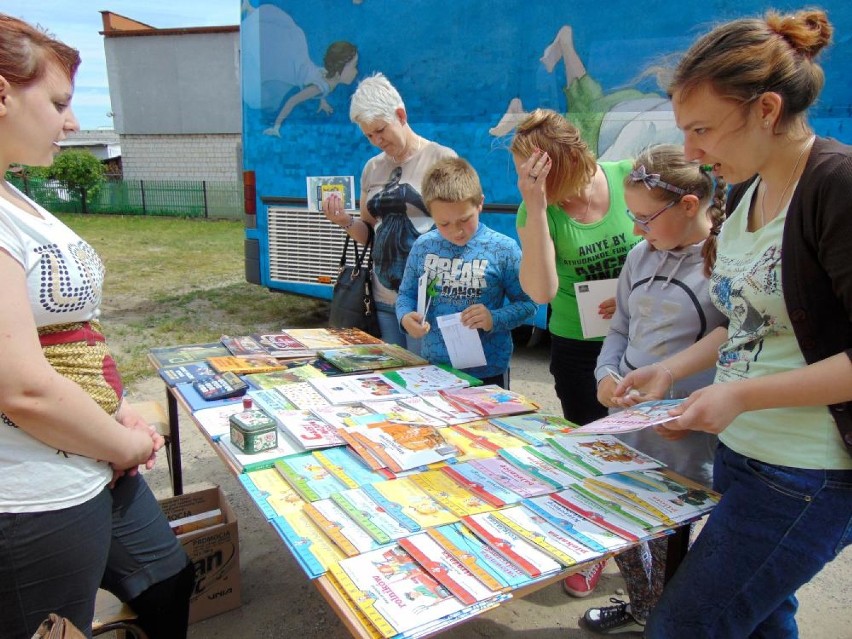 Biblioteka w Budzyniu: Książkobus odwiedził Budzyń i Wyszyny...