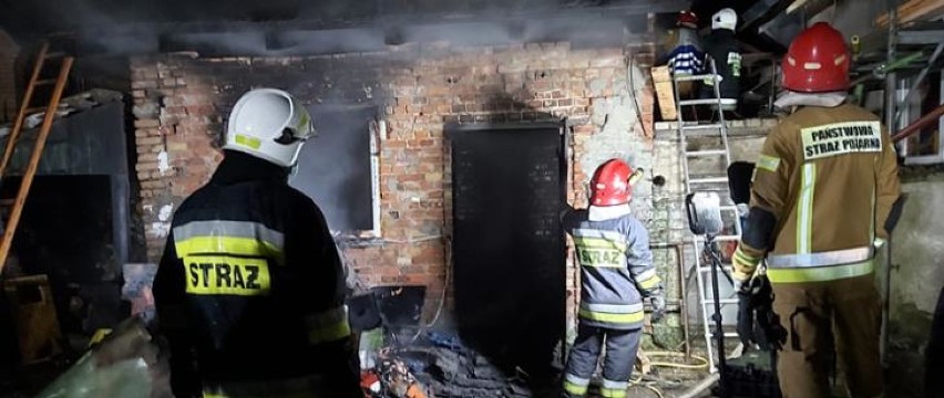 Tarnówka - pożar budynku gospodarczego, 32 strażaków w akcji