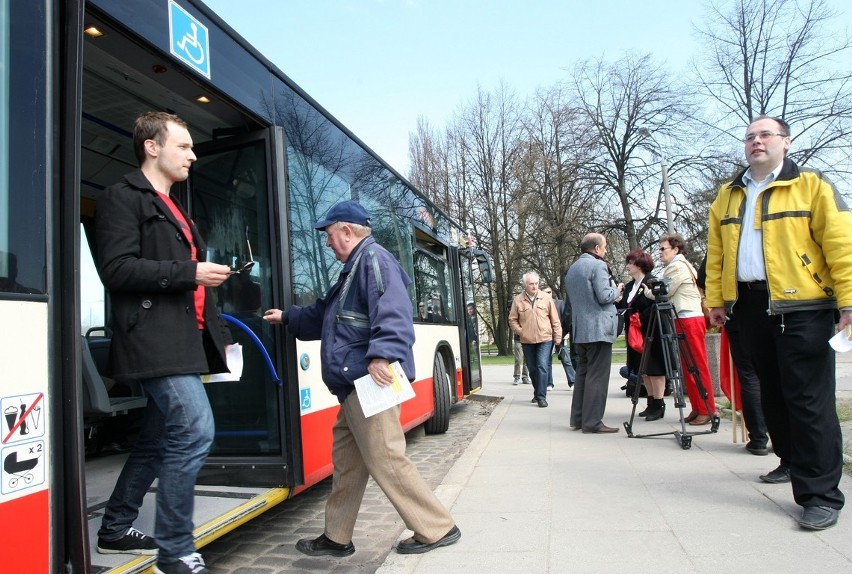 Bezpłatny autobus SLD przekonywał do darmowej komunikacji [ZDJĘCIA]