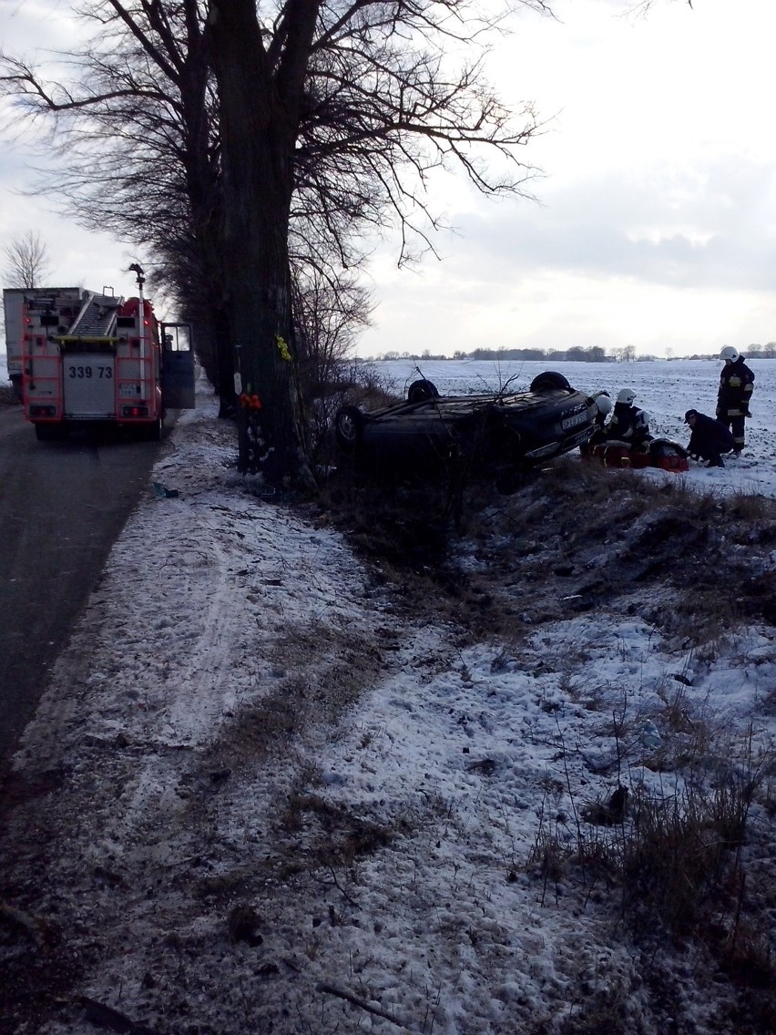 Trąbki Wielkie: Wypadek na drodze 222. Audi uderzyło w ciężarówkę, drzewo i dachowało