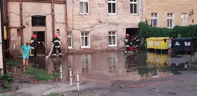 Tak wygląda na ul. Bolesława Chrobrego 21 - informuje nas Czytelnik. - W pobliżu nie ma studzienki, a po obfitych opadach tworzą się ogromne kałuże, a woda wlewa się do domu. Co na to Wspólnota Mieszkaniowa? Na miejscu mieszkańcom kamienicy pomagają bydgoscy strażacy, którzy ponadto interweniowali w innych miejscach na terenie Bydgoszczy. Do tematu zalanej kamienicy przy ul. Chrobrego 21 wrócimy. 

Na zdjęciu strażacy i właścicielka mieszkania, której woda zalała kuchnię i łazienkę. 


Dlaczego warto nosić odblaski? Mówi Sławek Piotrowski.

