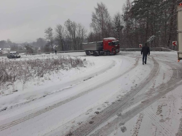 Samochody ciężarowe mają problem z wzniesieniami z powodu opadów śniegu.