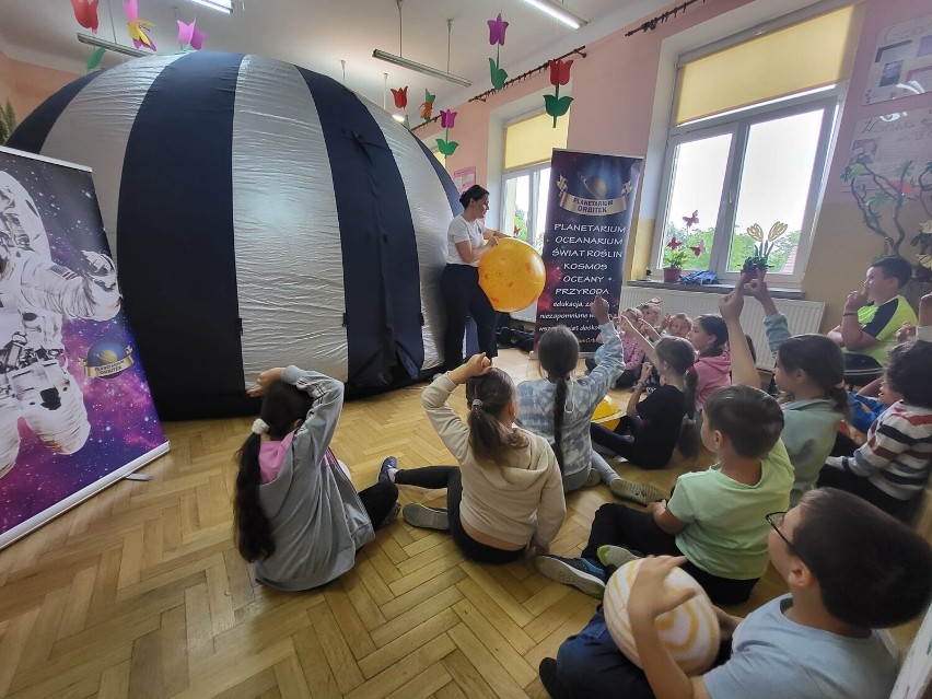 Pokaz astronomiczny w szkole w Walawie.