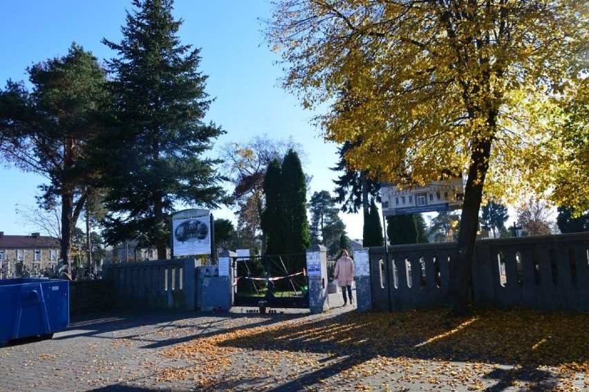 Wszystkich Świętych 2020 na cmentarzach powiatu skarżyskiego. Niemal wszyscy zostali w domach (ZDJĘCIA)
