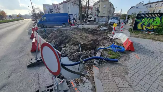 Wlot ulicy Niskiej do alei Solidarności jest przebudowywany w związku z budową trasy rowerowej.