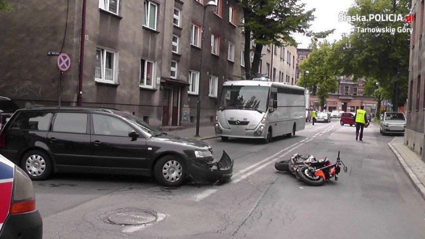Wypadek w Tarnowskich Górach. Zderzenie osobówki z motocyklem [ZDJĘCIA]