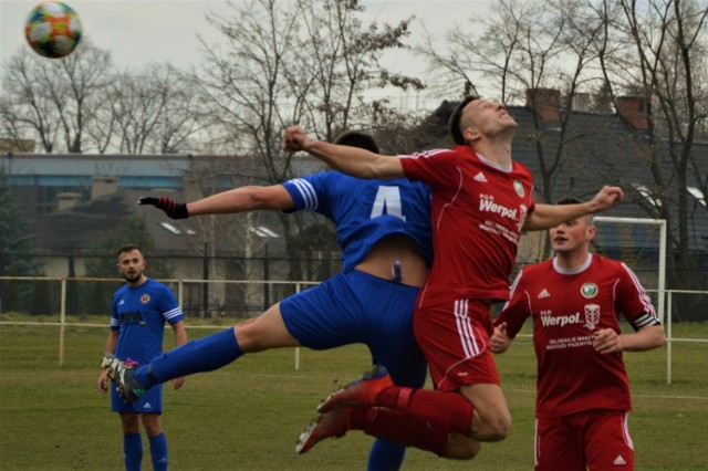 IV liga małopolska, grupa zachodnia: LKS Jawiszowice - KS Olkusz 0:0. Adrian Korczyk (z prawej, Jawiszowice) w walce o piłkę z Maciejem Kozickim (Olkusz, w niebieskiej koszulce).