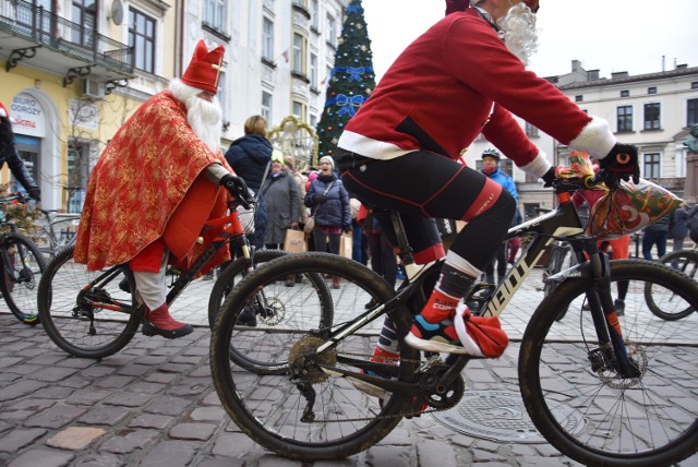Widok Mikołaja na rowerze dostarczył tarnowianom wiele radości, a dzieci otrzymały prezenty
