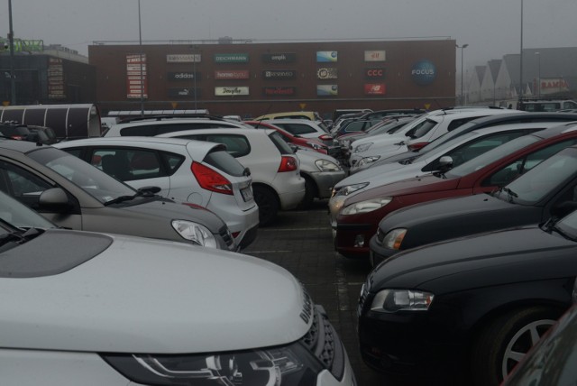 Parking przy popularnej galerii Focus Mall jest często niemal w całości zajęty przez auta klientów