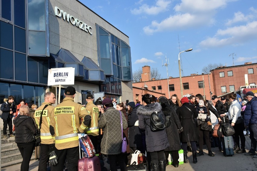 Specjalne pociągi odjechały z uchodźcami z dworca głównego PKP w Chełmie do Berlina. Zobacz zdjęcia