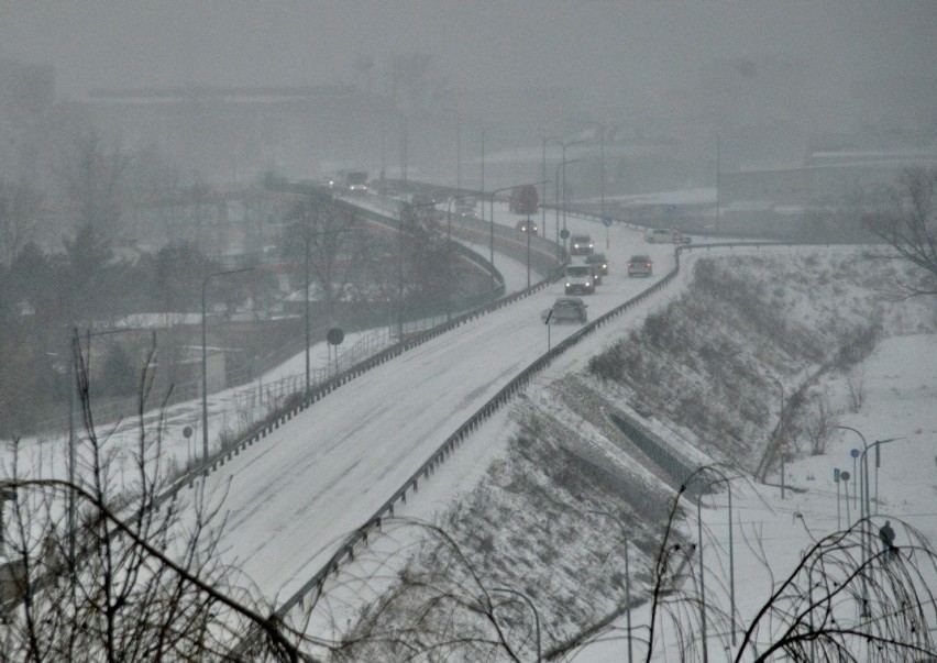 W Radomiu z powodu intensywnych opadów śniegu panują bardzo trudne warunki na drogach. Zobacz galerię zdjęć