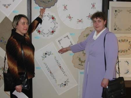 Katarzyna Nowak (z lewej) i Maria Leszman prezentują swoje prace.