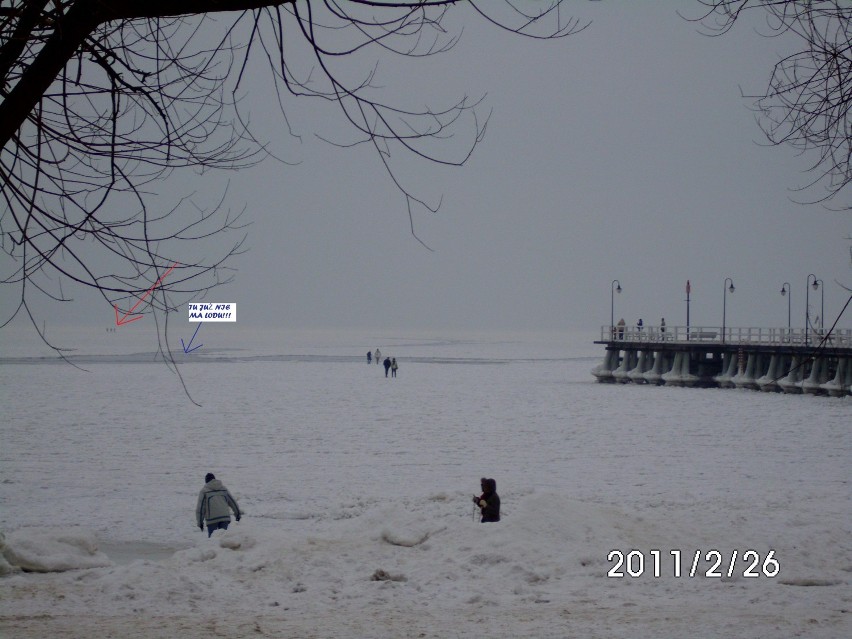 popękany lód na zatoce, dodatkowa atrakcja dla bezmyślnych spacerujących