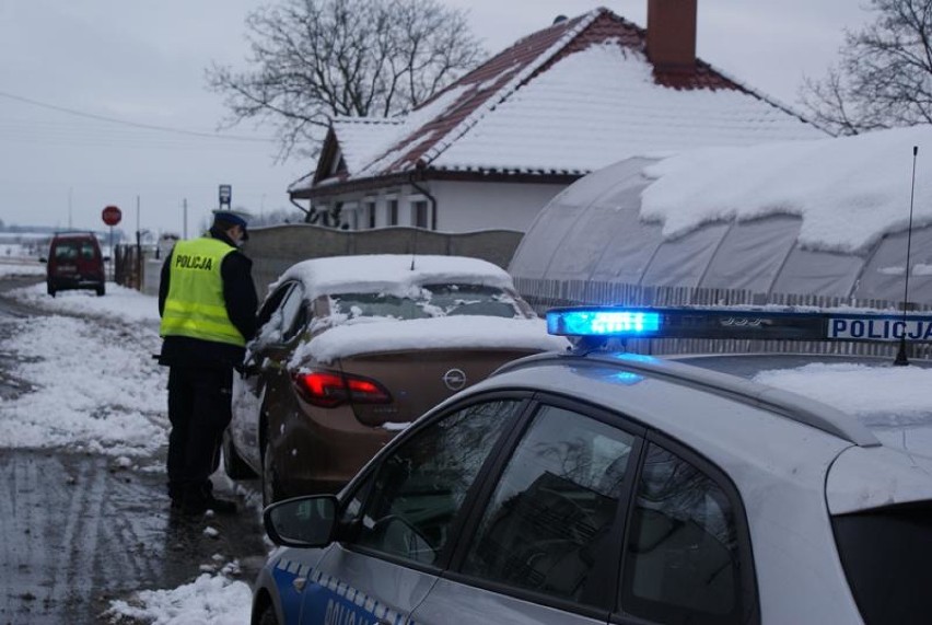 Będą mandaty za nieodśnieżenie samochodu - zapowiadają przedstawiciele policji w Wągrowcu