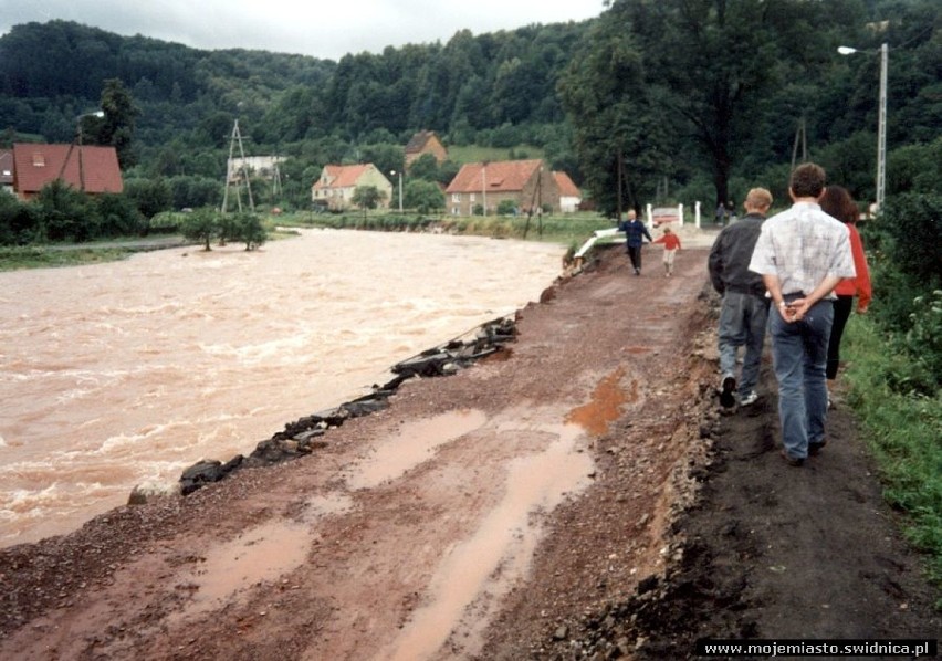 Mijają 23 lata od wielkiej powodzi. Zobacz zdjęcia z zalanej Świdnicy, Świebodzic...