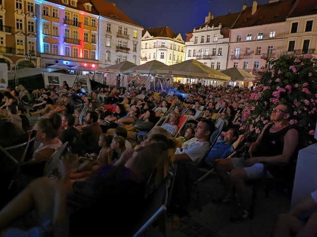 Kino letnie w Kaliszu. "Bohemian Rhapsody" przyciągnął tłumy na Główny Rynek