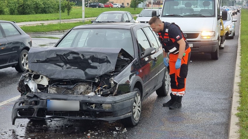 Zderzenie BMW z volkswagenem i wielkie korki na Krakowskiej w Kielcach. Zobacz zdjęcia