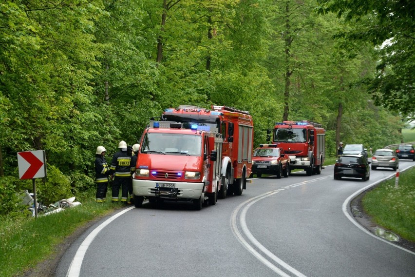 W Obkasie w gm. Kamień Krajeński samochód osobowy dachował...