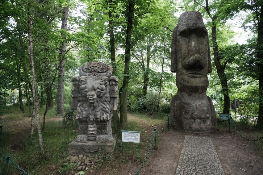 Na zdjęciu: posągi Moai w parku przy Muzeum Arkadego...