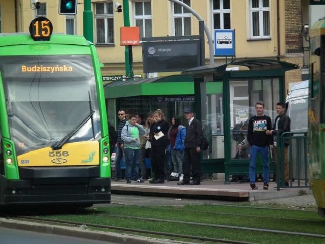 Poznańscy uczniowie z darmowych przejazdów autobusami i tramwajami cieszyli się zaledwie dwa lata. Młodzież z gmin, z którymi Poznań ma podpisane porozumienia komunikacyjne, korzystała z bezpłatnych przejazdów zaledwie rok. Prezydent Poznania argumentował, że zmniejszyły się wpływy do budżetu miasta, od lat nie było systemowej zmiany taryfy biletowej, a wpływy ze sprzedaży biletów w 2019 r. pokryły 36 proc. kosztów funkcjonowania transportu publicznego (w 2015 r. było to 43 proc.)