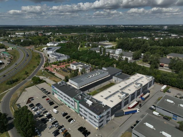 Polser w Toruniu to kolejny zakład, który w czerwcu szuka rąk do pracy. Spółka Polser jest dynamicznie rozwijającą się firmą zajmującą się produkcją, przetwarzaniem, magazynowaniem oraz dystrybucją szerokiej gamy proszkowanych produktów mlecznych, wykorzystywanych w wielu gałęziach przemysłu spożywczego. Posiada zakłady produkcyjne w dwóch lokalizacjach. W Toruniu przy ul. Włocławskiej 167 (na terenie Toruńskiego Parku Technologicznego) oraz w Ośnie/k. Aleksandrowa Kujawskiego. 

Obecnie prowadzi rekrutację do zakładu w Toruniu. Szuka przede wszystkim operatorów maszyn. Z anonsu na portalu OLX wynika, że oferuje od 4,3 do 4,5 tys. zł brutto miesięcznie. Co jeszcze? Premie uznaniowe, dodatki za pracę w godzinach nadliczbowych, prywatne ubezpieczenie na życie i prywatną opiekę medyczną.