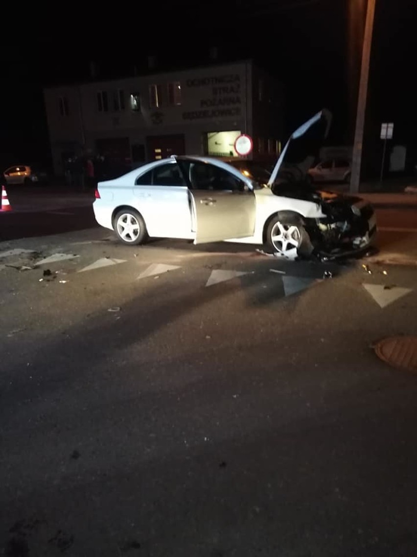 Wypadek w Sędziejowicach. Zderzyły się samochody osobowe, sprawca uciekł  ZDJĘCIA