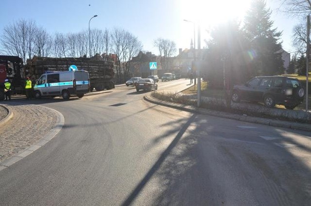 13 marca br. rano policjanci zostali poinformowani, że na ulicy Dąbrowskiego w Morągu doszło do potrącenia kobiety i dziecka, którzy przechodzili przez przejście dla pieszych. Funkcjonariusze na miejscu wstępnie ustalili, że 47-latek siedzący za kierownicą samochodu osobowego nie zauważył przechodzących pieszych.