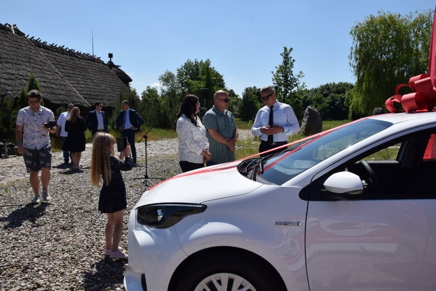 Nagrody w Loterii Pit w Pruszczu Gdańskim wręczone. Pani Kamila wygrała samochód, pani Ania - 5 tys. zł |ZDJĘCIA