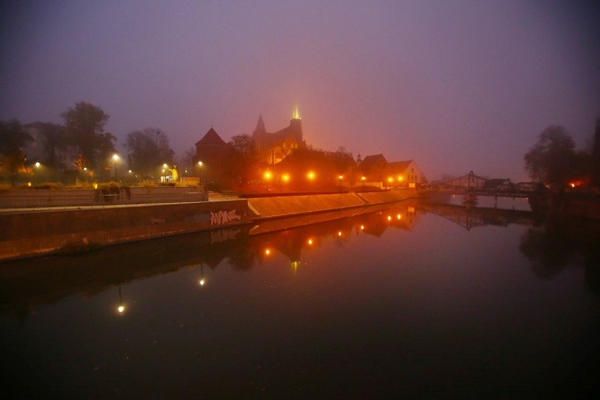 Wrocław utonął we mgle. Zobacz zjawiskowe zdjęcia z nocy i dzisiejszego poranka
