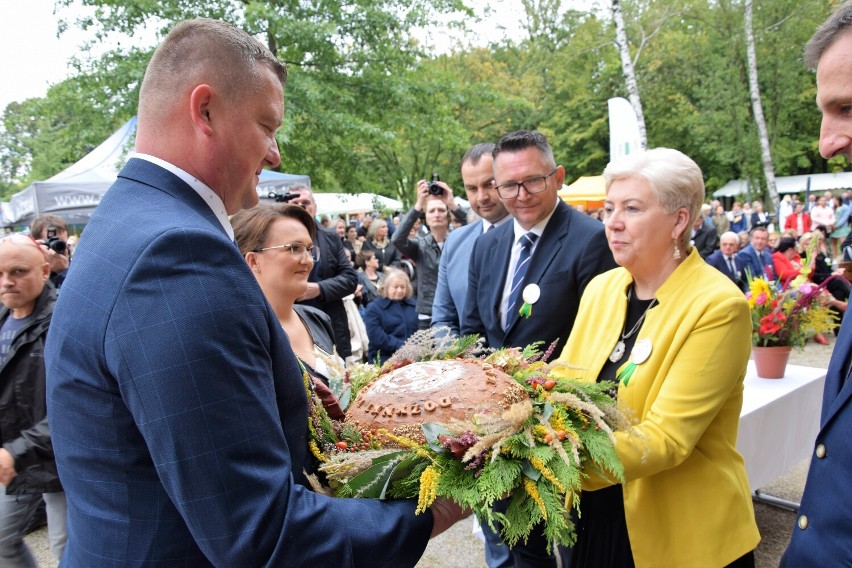 Dożynki Powiatu Poddębickiego 2022. Święto plonów zorganizowano  w Zadzimiu. Część obrzędowa. Msza, korowód, przekazanie wieńców ZDJĘCIA