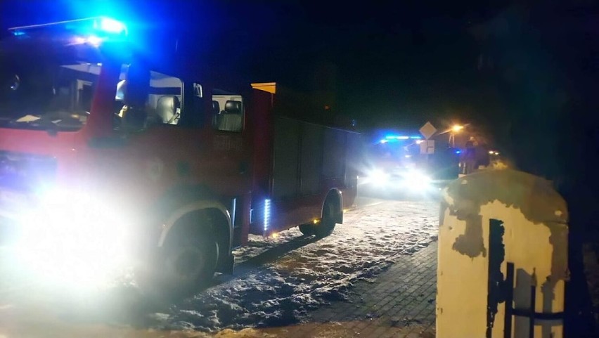 Pożar w budynku wielorodzinnym w Czeszwie pod Gołańczą. Na miejsce skierowano zastępy straży pożarnej