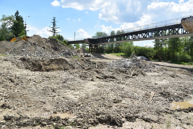 Z międzywala Dunajca zniknęły właśnie betonowe filary i przyczółki starego mostu. W ich miejscu pojawią się nowe, na których posadowiona zostanie żelbetowa konstrukcja nowej przeprawy