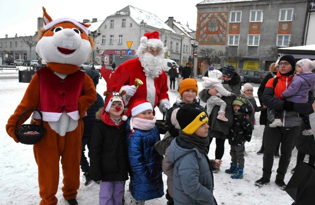 Na Rynku w Inowrocławiu, 6 grudnia, Mikołaj wraz z WiewiórINKĄ częstowali dzieci słodyczami, a następnie wspólnie z mieszkańcami obserwowali jak światełkami rozbłysła duża choinka na centralnym placu i ząłćzono w mieście świąteczne iluminacje