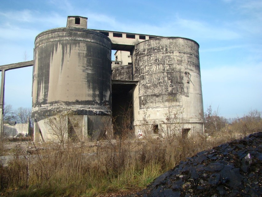 Cementownia Szczakowa [ZDJĘCIA]. Zobacz jak niszczeje postindustrialne cudo