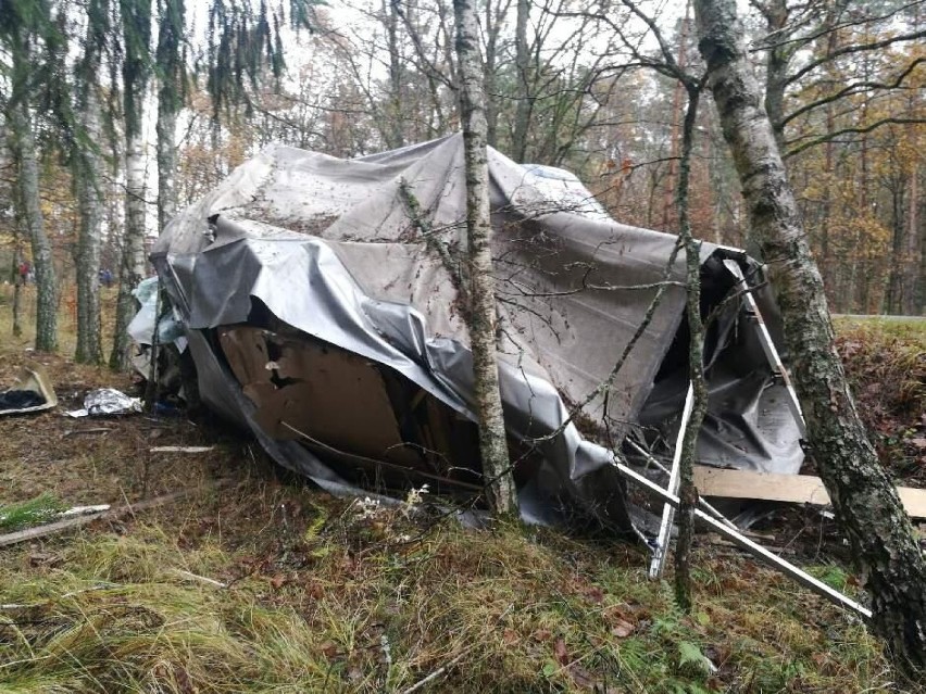 Koszmarny wypadek koło Barwic. Bus w lesie [zdjęcia]