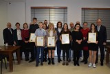 Halina Ewa Buchacz wręczyła nagrody najlepszym absolwentom szkół gminy Sierakowice w zakresie języka kaszubskiego 