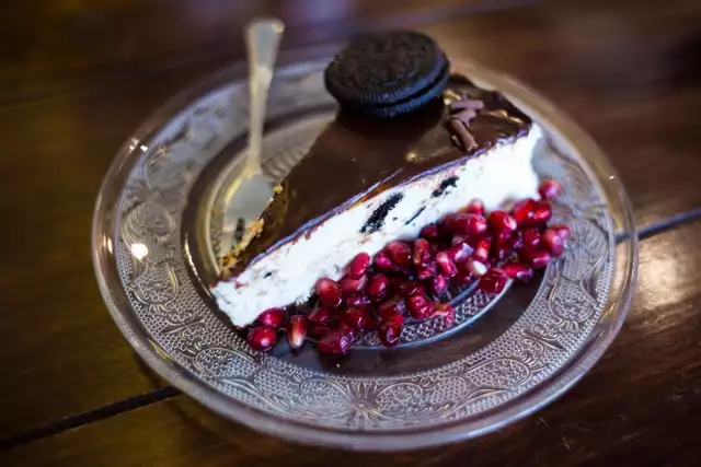 Shuk oferuje roślinne menu nakierowane przede wszystkim na bliskowschodnie dania. Oprócz super dań obiadowych, lokal może pochwalić się też świetnymi deserami, w tym sernikiem Oreo.
By nie chwalić za dużo, wspomnijmy tylko, że jest absolutnie mistrzowski. Będąc w Shuku musicie go zamówić, o ile tylko będzie danego dnia dostępny, bo "wychodzi" bardzo szybko. Jeśli sernika akurat nie będzie, warto skusić się na chałwę. Choć jest bardzo dobra, to jednak to już nie to samo…