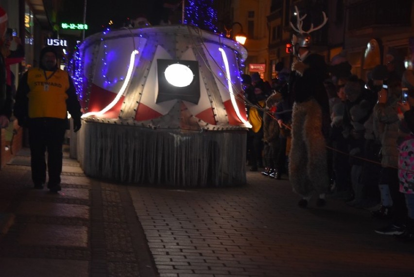 Bajkowe mikołajki we Wrześni. Mikołaj w towarzystwie przyjaciół wjechał na saniach na rynek 