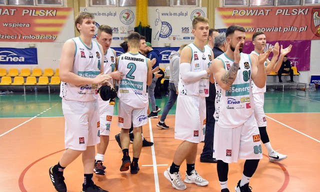 Basket Powiat Pilski rozgromił Rawię Rawag Rawicz, zdobywając aż 116 punktów i tracąc tylko 48 "oczek".  W tym sezonie pilski zespół odniósł sześć zwycięstw i zanotował dwie porażki.