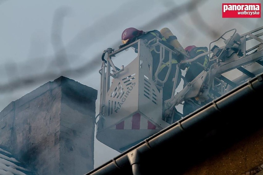 Szczawno-Zdrój: Pożar komina w budynku przy ulicy Mickiewicza [ZDJĘCIA]